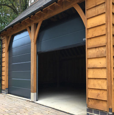 Puerta de garaje seccional aislada de aluminio con panel de 80 mm plano o con contorno