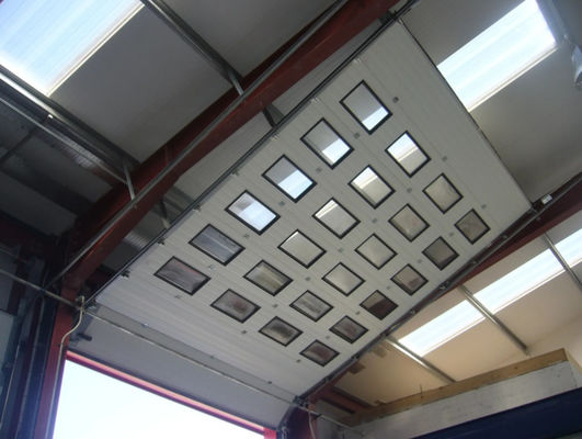 Puerta seccional automática de doble cubierta con aislamiento seccional