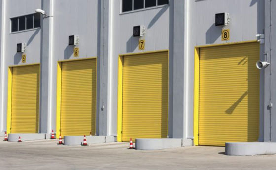 Puertas de seguridad modernas con resistencia a las intemperie Instalación y seguridad fáciles Características de PVC colorido e invernadero