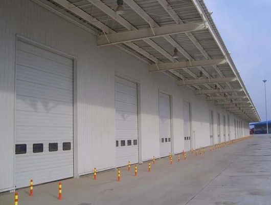 Puerta seccional industrial de alta sostenibilidad, placa de acero de doble capa, venta al por mayor, puerta aislada económica de gran tamaño