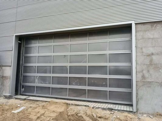 Puerta seccional de aluminio con vista completa superior seccional moderna de elevación vertical a prueba de rayos UV de 40 mm
