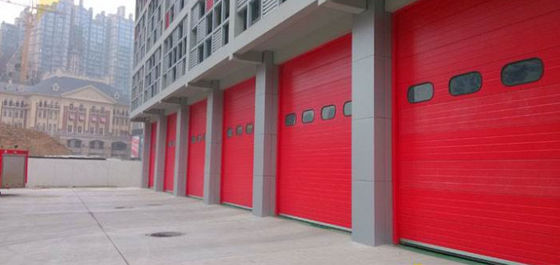 el color rojo seccional industrial de la puerta 3000x4000 del panel de 50m m cubrió el bocadillo de acero automático