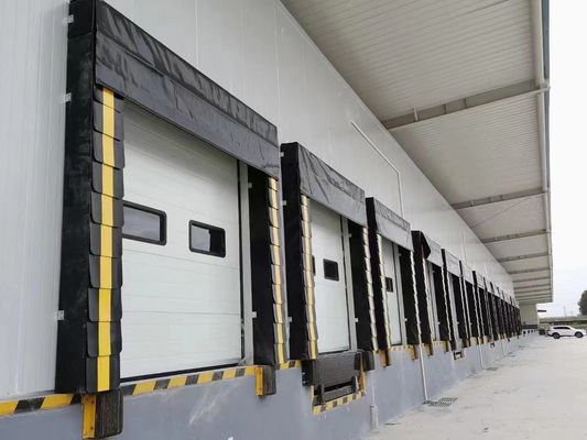Puertas seccionales aisladas acero industrial del garaje 380V automático teledirigido
