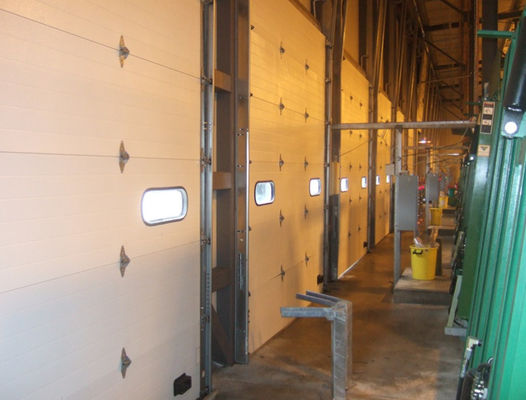 El metal aisló la vertical de desplazamiento de arriba del rodillo de las puertas seccionales que levantaba para Warehouse