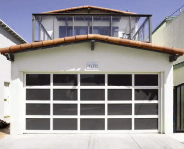 Puerta seccional de aluminio anodizado antirotura de 40mm, puerta de garaje eléctrica seccional moderna resistente a huracanes