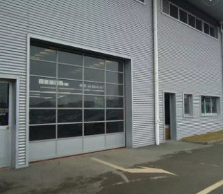 Eficiente aislamiento de aluminio Puertas seccionales de garaje doble acristalamiento 9x8 9x7 16x7 Moderno