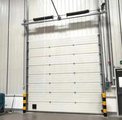 Envases de elevación verticales de almacén industrial Puerta de garaje seccional de 50 mm-80 mm de espesor aislada Puerta de garaje seccional