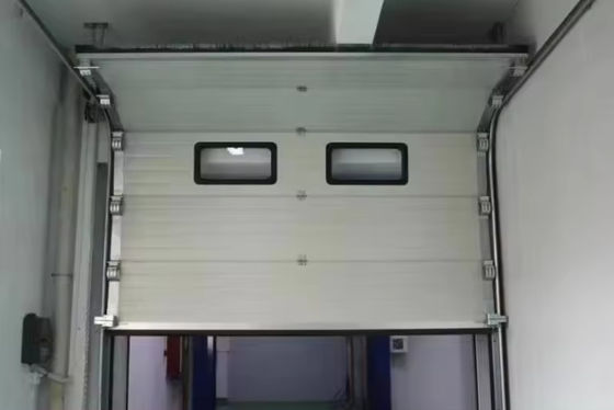 Elevación industrial automática de ruido blanco reducción de la puerta seccional de arriba con manija cerrable y diseño resistente al viento