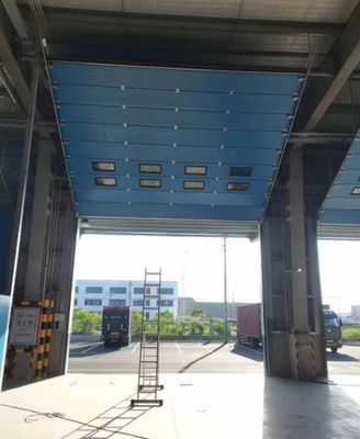 Elevación industrial automática de ruido blanco reducción de la puerta seccional de arriba con manija cerrable y diseño resistente al viento