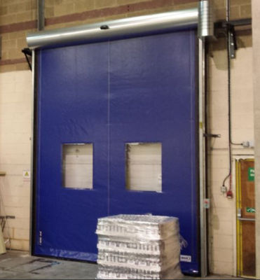 Estructura de acero de trabajo pesado Puertas de cremallera de rodillos rápidos con aislamiento térmico Tejido de PVC automático Flexible