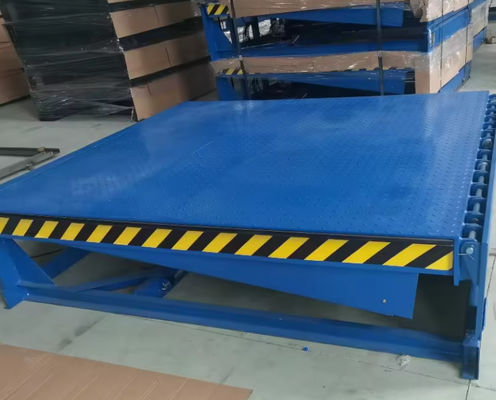 Nivelador de muelle de carga revestido en polvo/galvanizado personalizable con cadenas de seguridad y controles remotos de mano