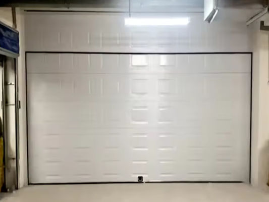 Puerta seccional aislada de acero con cerradura de seguridad Diseño resistente al viento y reducción del ruido