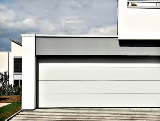 Puerta seccional aislada de acero con cerradura de seguridad Diseño resistente al viento y reducción del ruido