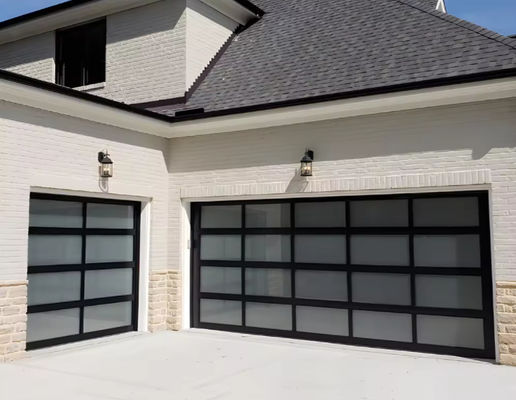 Seguridad Puerta seccional de aluminio con excelente aislamiento en polvo de superficie recubierta en blanco/marrón/gris/negro