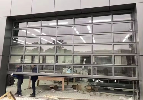 Puerta seccional de seguridad de aluminio con doble acristalamiento de vidrio en varios colores vista completa seccional superior