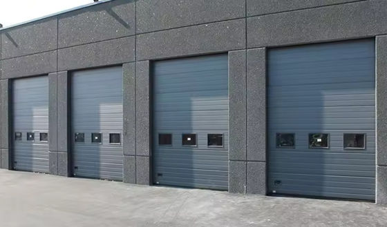 Puertas seccionales aisladas de acero con aislamiento de espuma de poliuretano para garaje estilo hermoso Seguridad