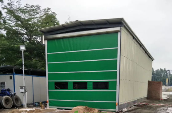 Puertas de rodillo rápidas de seguridad moderna con aislamiento térmico para una mayor seguridad