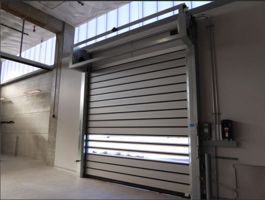 Eficiencia de seguridad de la puerta espiral transparente de aluminio de alta velocidad con sistema de control PLC Venta directa de fábrica Velocidad máxima 2 m/s