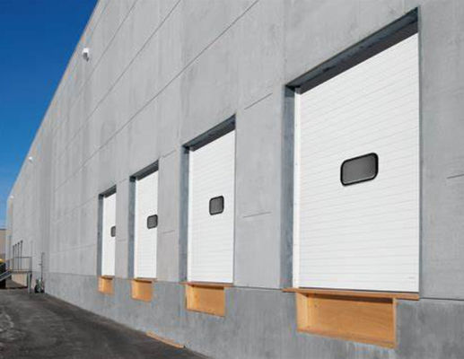 Puerta seccional superior de acero de doble piel blanca resistente al ruido y al viento con seguridad mejorada