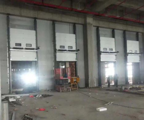 Puertas de garaje seccionales aisladas con espuma de poliuretano y ventilación de control remoto vertical