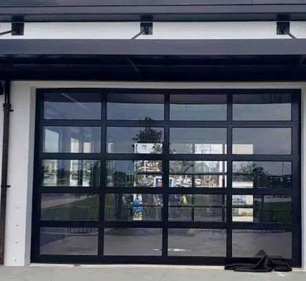 Puertas de garaje seccionales de vidrio de aluminio moderno con diseño seccional elegante