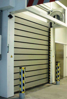 Puertas seccionales aisladas resistentes a la intemperie Puertas industriales de ascensor vertical