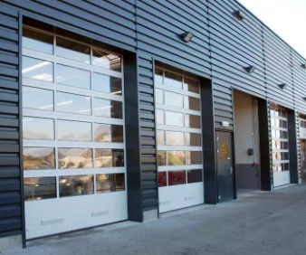 Puerta de garaje seccional de aleación de aluminio exterior transparente con doble acristalamiento