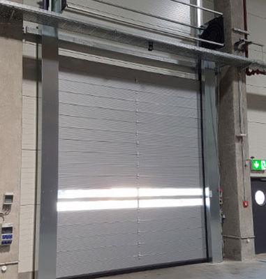 Puertas de garaje seccionales aisladas personalizadas con espuma de poliuretano resistente al viento, insonorizante e aislante térmico