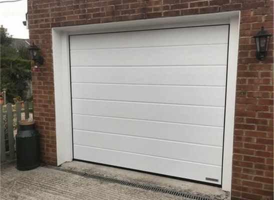 Puerta superior seccional de doble piel con revestimiento de espuma blanca en polvo resistente al viento