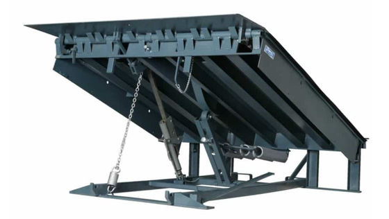 Taller de nivelación de puertas automáticas de muelle de placa de muelle 25000-40000LBS diseño seguro tamaño de plataforma personalizable cadenas de seguridad