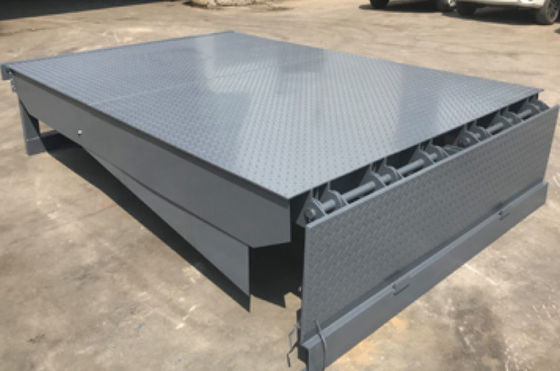 Taller de niveladores de puertas de muelle placa automática de muelle 25000-40000LBS diseño seguro con altura de cubierta personalizable y barras de seguridad