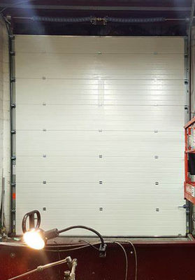 Puerta superior seccional de umbral de aluminio de 50 mm-80 mm de espesor aislada con solapa aislada a medida Panel de elevación vertical utilizado