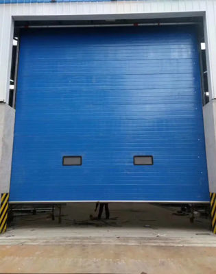 Puertas seccionales industriales de estación de bomberos con diseño automático moldeado y cubiertas de polvo sobre la cabeza Puertas automáticas de garaje