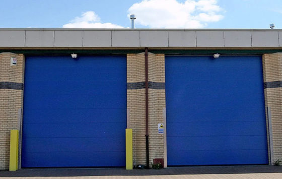 Puertas comerciales por encima de las puertas automáticas de acero moldeado aislado elevación vertical puerta seccional corredera en blanco