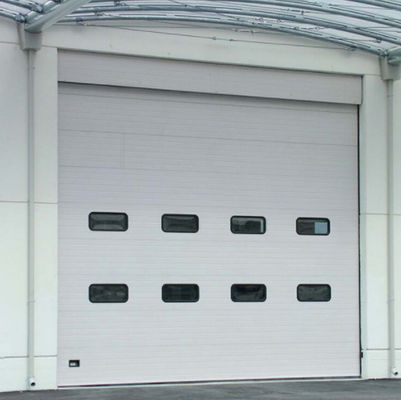 Diseño de paneles planos o contorneados Puerta de garaje seccional aislada comercial para centros comerciales 50 mm-80 mm de espesor Puerta de ascensor vertical industrial