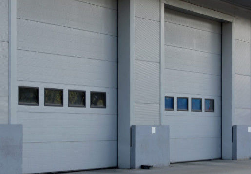 Estación de bomberos Puertas seccionales comerciales de alta tensión Cerradura de alta seguridad Puertas seccionales de acero automáticas moldeadas