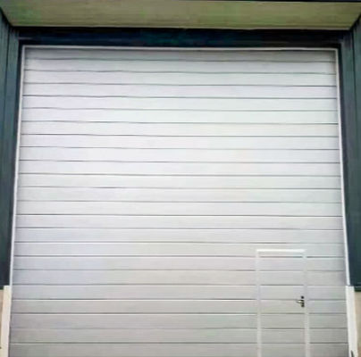 50 mm-80 mm de espesor aislado puerta de garaje seccional comercial de ventilación opcional acabado recubierto de polvo