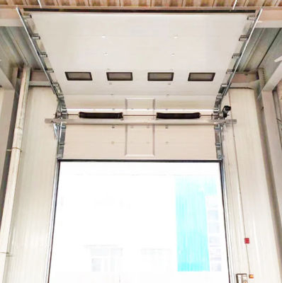 Puertas seccionales industriales de estación de bomberos resistentes al viento Tecnología automática de reducción de ruido
