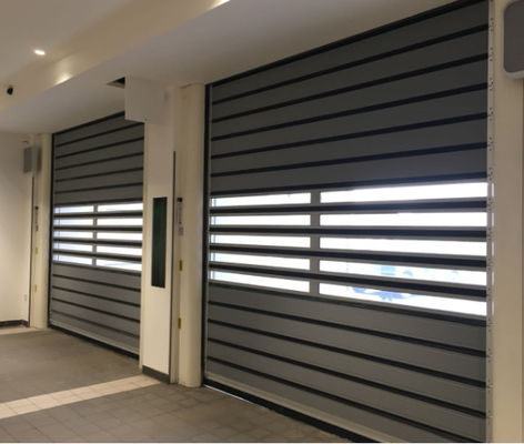 Puerta espiral transparente de alta velocidad de aluminio seguro con sistema de seguridad de sensores fotoeléctricos y permeabilidad al aire ≤2.0m3/ M2.s