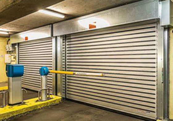 Puerta espiral transparente de alta velocidad de aluminio seguro con sistema de seguridad de sensores fotoeléctricos y permeabilidad al aire ≤2.0m3/ M2.s