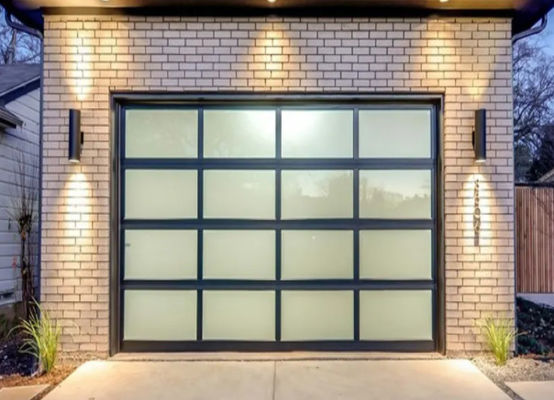 Estrechamiento del agua personalizado Clase 3 Vidrio transparente Puerta de garaje seccional Estilo de diseño moderno