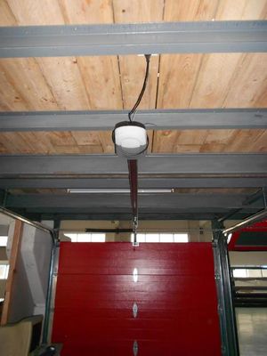 Puertas seccionales industriales de estación de bomberos personalizadas con recubrimiento en polvo y acabado automático