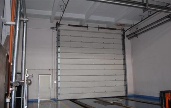 Puertas seccionales industriales automáticas de la estación de bomberos con liberación de emergencia y diseño personalizado