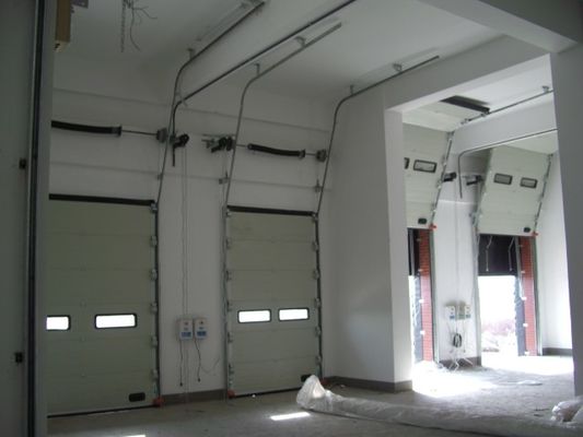 Puertas seccionales industriales automáticas de la estación de bomberos con liberación de emergencia y diseño personalizado