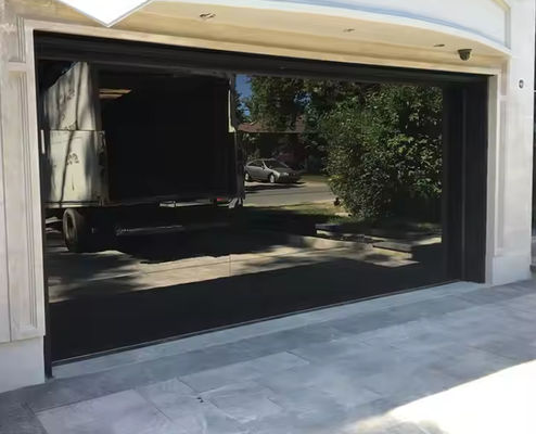 Puerta de garaje seccional transparente de alta seguridad, estanqueidad clase 3, con rendimiento de material de vidrio