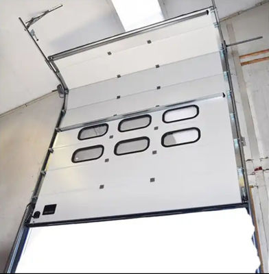 Puerta seccional aislada de acero gris de elevación vertical automática deslizante en el aire 50 mm-80 mm espesor para puertas de garaje industrial comercial