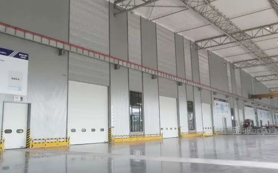 Puerta de elevación superior industrial automática para estación de bomberos de alta resistencia | Puertas seccionales superiores con paneles de PU con diseño hermético y puertas seccionales industriales