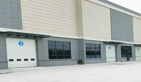 Puerta seccional industrial grande para taller, diseño de panel plano o contorneado, puerta de garaje seccional aislada de 50 mm-80 mm de espesor