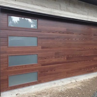 Puerta superior seccional de almacén con aislamiento de 50 mm-80 mm de espesor y acabado recubierto de polvo