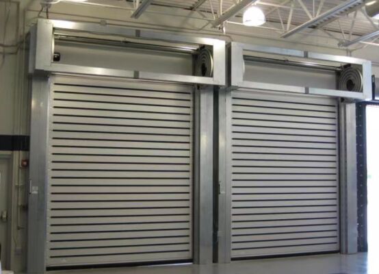 Puerta espiral automática de alta velocidad, seguridad, eficiencia, vida útil de 5 millones de veces, panel aislado de aleación de aluminio eléctrico para uso industrial